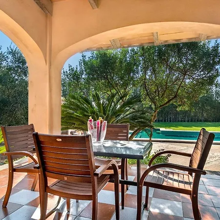 With Amazing Pool In A Beautiful Rural Setting *